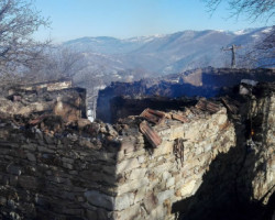 Во подметнат пожар изгореле три куќи во село М’гленце-фото-
