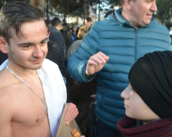 Симе Пешевски го фати светиот крст во Храмот Свети Никола во Куманово