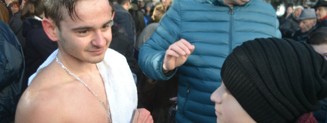 Симе Пешевски го фати светиот крст во Храмот Свети Никола во Куманово