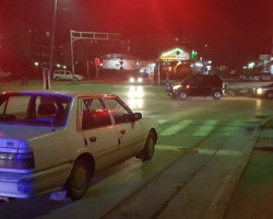 Такси возач возел во спротивна насока , удрил во автомобил кој стоел на семафор и избегал