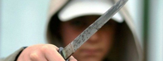 Разбојник со нож ограбил вработена во маркет