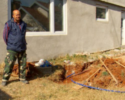 Подземна скривница попуштила и се отворила дупка  со длабочина од 6 метри  до семејна куќа  во Багрем бања