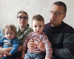 Малите Алексеј и Лана од Куманово растат гладни, додека нивниот татко со 97 проценти оштетен вид ги чека институциите да му ја одобрат пензијата