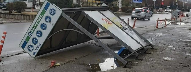 Млад возач изгубил контрола над возилото излетал од патот, удрил во пешак и во автобуска постојка