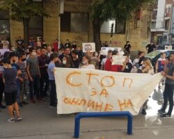 Протест против онлајн настава ги обедини учениците од сите националности во Куманово