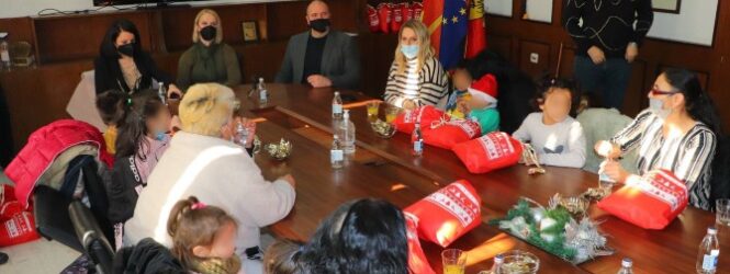 Дедо мраз со градоначалникот им поделија пакетчиња на социјално ранливите групи