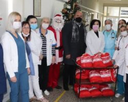 Градоначалникот со Дедо Мраз ги посети децата на детското одделение во болницата на кои им подари пакетчиња