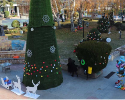 Учениците од основните и средните училишта, новогодишно го украсија градскиот плоштад