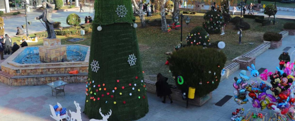 Учениците од основните и средните училишта, новогодишно го украсија градскиот плоштад