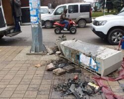 Во сообраќајни незгоди скршени ормар и метален столб во Куманово