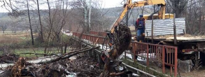 Поплава во Довезенце и големи наноси на дрва и отпад под мостовите