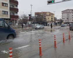 Голем дефект на главна  водоводна цевка ги остави без вода жителите на булеварот Октомвриска револуција во Куманово