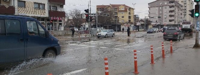 Голем дефект на главна  водоводна цевка ги остави без вода жителите на булеварот Октомвриска револуција во Куманово