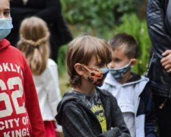 Учениците во основните училишта се ослободуваат од носење на маски