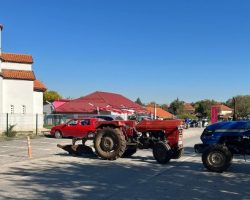 Свињите во Љубодраг во радиус од три километри мора нештетно да се уништат како би се спречило ширењето на Африканска чума, жителите револтирани со блокада на патот ги чуваат свињите