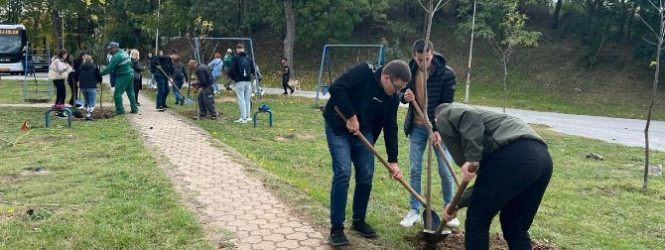 Општина Куманово со ученици во еколошка акцијата „Куманово мој зелен дом“, цел е да се подигне јавната свест за чиста животна средина