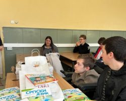 Учениците од кумановската гимназија кои настава изведуваат на српски јазик од Aмбасадата на република Србија добија учебници и лектири