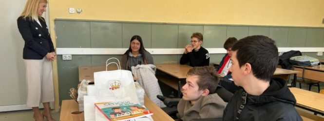 Учениците од кумановската гимназија кои настава изведуваат на српски јазик од Aмбасадата на република Србија добија учебници и лектири