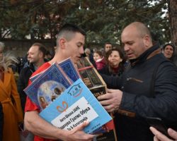 Борислав Кузмановски го фати светиот крст во базенот на црквата Свети Никола во Куманово