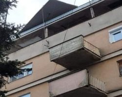 Силниот ветер оштети покрив на зграда во центар на Куманово