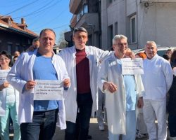 Ние се грижиме за здравјето на државата, а владата да се грижи за нас, порачаа на мирен протест здравствените работници во кумановската болница