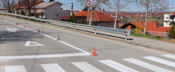 Поставена заштитна ограда на улицата „Тоде Думба“, надлежните апелираат внимателно да се вози