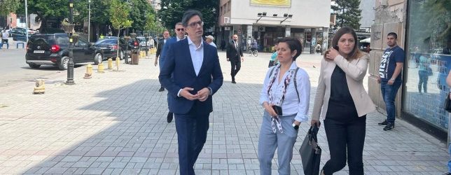 Претседателот Стево Пендаровски во Куманово денеска си извади листа за стаж во канцеларијата на е-услуги и граѓаните може да ја користат за лични документи