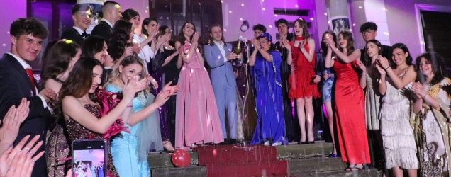 Модна ревија на матурски фустани од 60-тите години на 20 век во НУ Музеј Куманово