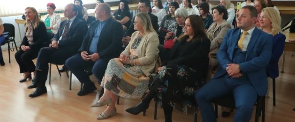 Францускиот амбасадор Сирил Бомгартнер во посета на Општина Куманово и гимназијата „Гоце Делчев“