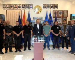 За муралот посветен на загинатите полициски припадници во Диво Насеље, уметниците добија признание од министерот Спасовски