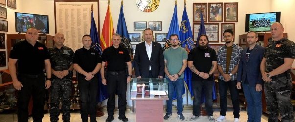 За муралот посветен на загинатите полициски припадници во Диво Насеље, уметниците добија признание од министерот Спасовски