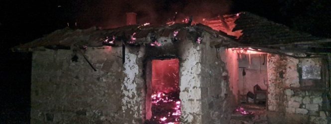 Три ЕР трактори го гаснат пожарот во кумановско Бељаковце, изгоре куќа