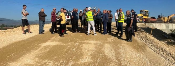 Жителите на Прмакови ниви на протест, ја запреа изградбата на пругата Куманово-Бељаковце, велат патот е стрмен,а мостот небезбеден