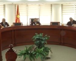 Од денеска па додека не се донесе конечна одлука, на граѓаните не смее да им се бара податок за националноста во изводите за родени, венчани и починати