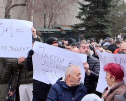 Поранешните вработени во Авганистан и Ирак на мирен протест пред УЈП