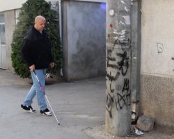 Слепите лица во Куманово се соочуваат со непристапни тротоари, недостиг од звучни семафори и дискриминација