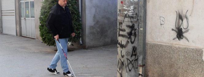 Слепите лица во Куманово се соочуваат со непристапни тротоари, недостиг од звучни семафори и дискриминација